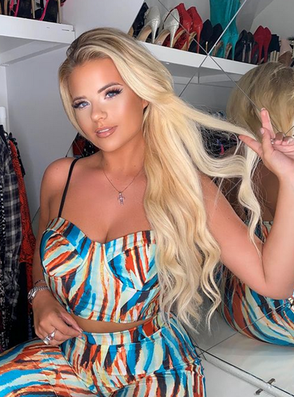 Apollonia wearing the 20" Light Blonde Deluxe Clips Mixed #20/60